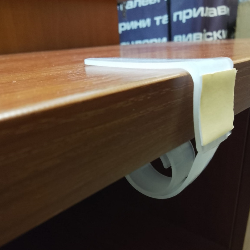 Пластиковий тримач-равлик COIL-T з клейовою основою