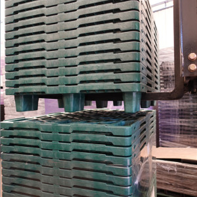 Пластикова палета E800 на ніжках 1200х800 мм