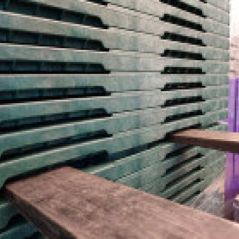 Пластикова палета E800 на ніжках 1200х800 мм